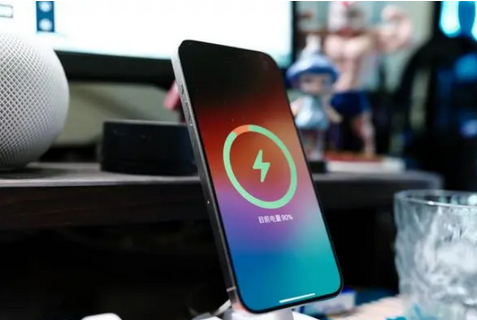 揭东苹果15换屏服务分享用什么充电器给iPhone15充电更好 